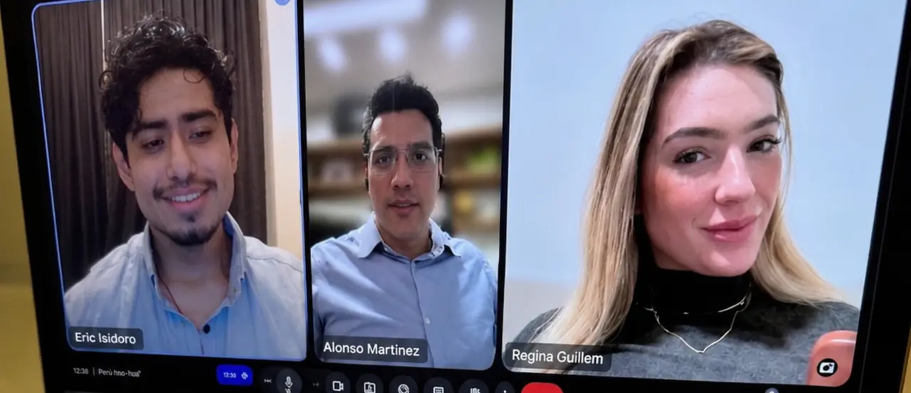 Videollamada por Meet con tres participantes
